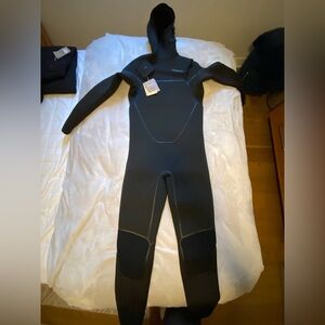 Mens XL R3® Yulex® Regulator® Front-Zip Hooded Wetsuit
New with tags MSRP $700
